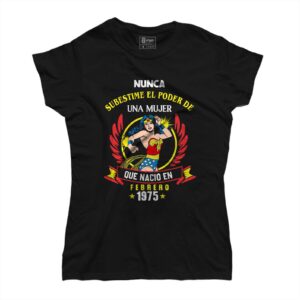 Camiseta Cumpleaños Nunca subestimes el poder de una mujer nacida...