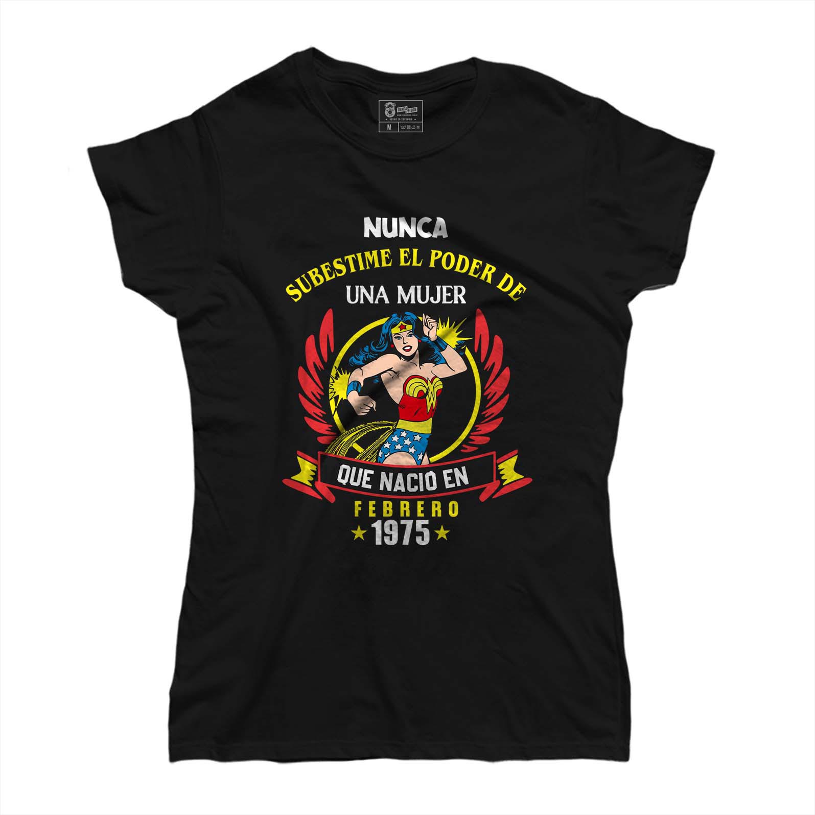 Camiseta Cumpleaños Nunca subestimes el poder de una mujer nacida...
